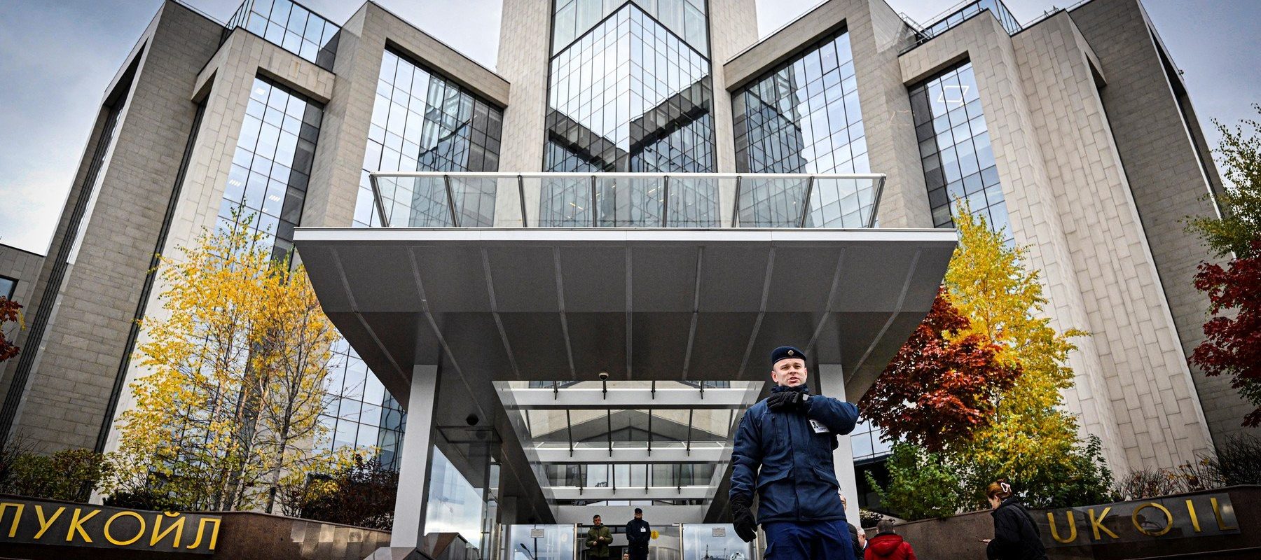 Republica Moldova negociază cu Lukoil pentru preluarea infrastructurii energetice de la aeroportul Chişinău, compania fiind invitată să își întrerupă activitatea până pe 21 noiembrie