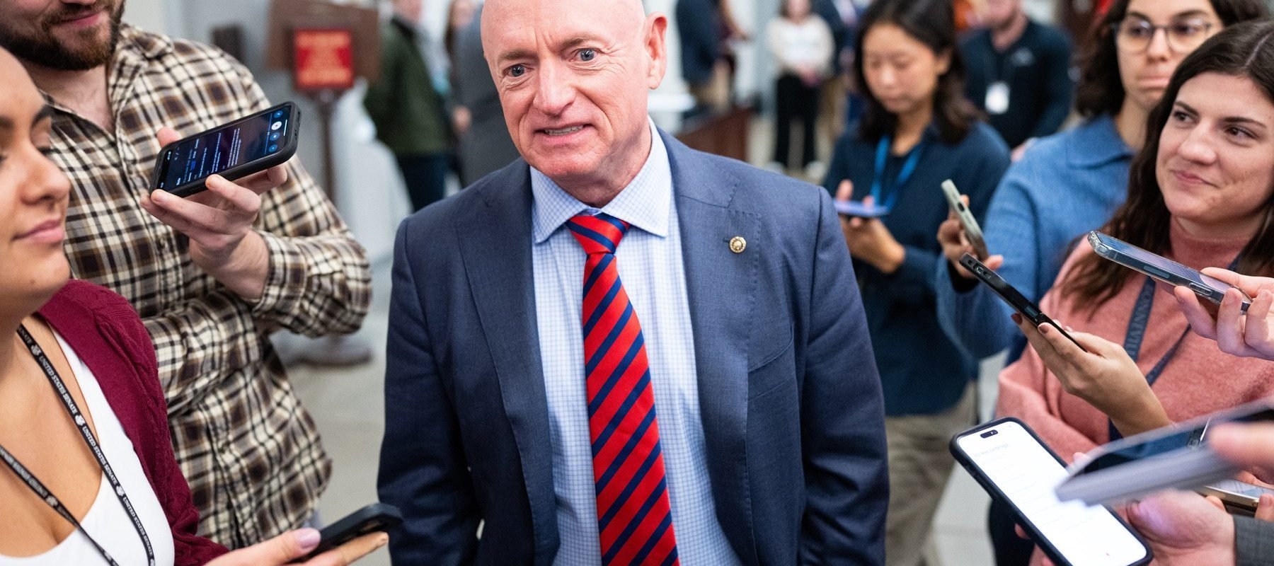 Pentagonul avertizează senatorul democrat Mark Kelly asupra posibilei convocări în armată pentru a fi judecat pentru revolte