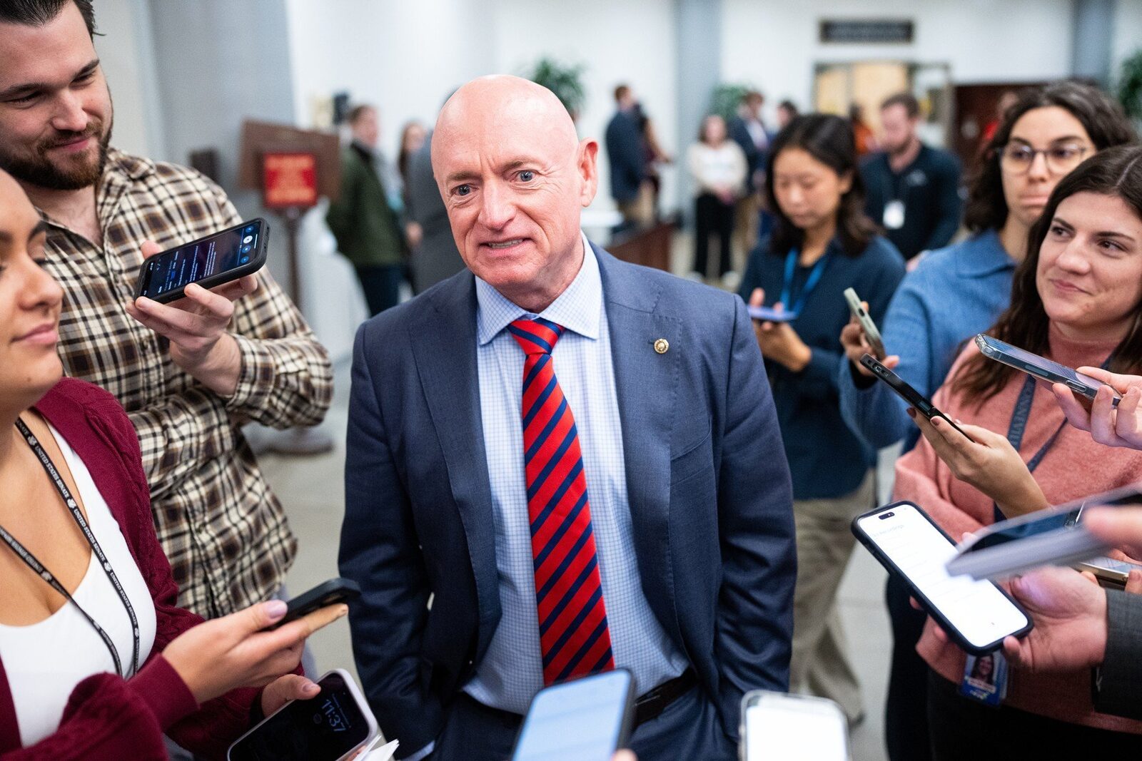 Pentagonul avertizează senatorul democrat Mark Kelly asupra posibilei convocări în armată pentru a fi judecat pentru revolte