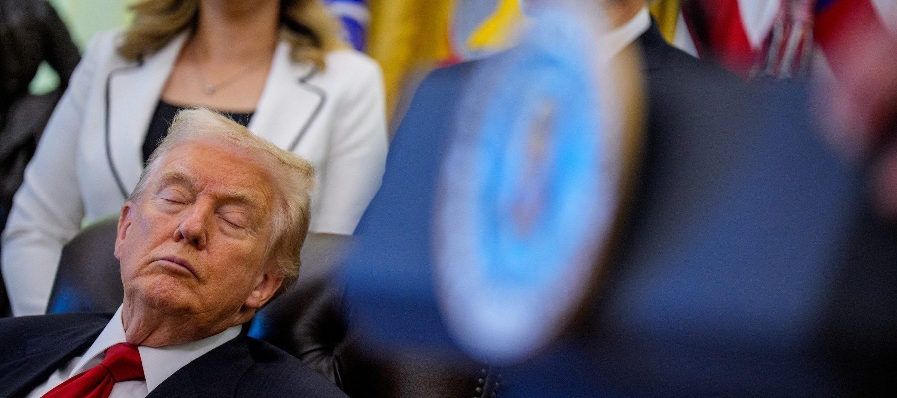 [ad_1] Imaginile care îl surprind pe Donald Trump cum depune eforturi pentru a-și menține ochii deschiși în timpul unui eveniment organizat în Biroul Oval au devenit virale în weekend, iar opoziția politică a președintelui a interpretat această situație ca o posibilă problemă legată de capacitatea sa de a îndeplini atribuțiile