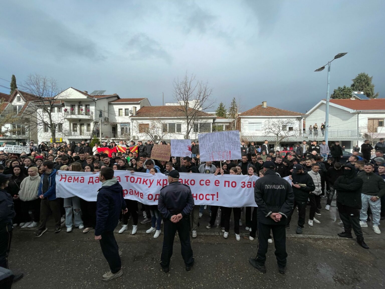 Mii de persoane protestează în Macedonia de Nord cerând dreptate pentru cele 63 de victime ale incendiului dintr-o club de noapte; procesul va începe luni