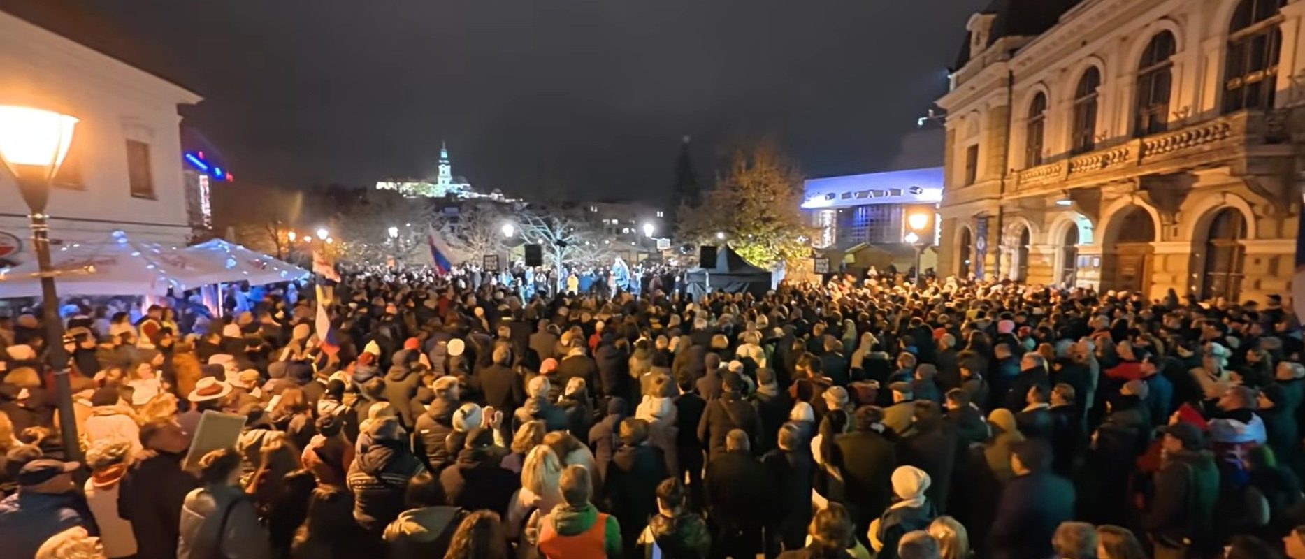 Mii de cetățeni cehi și slovaci au ieșit în stradă pentru a comemora Revoluția de Catifea, acuzând liderii Andrej Babis și Robert Fico de trădarea patrimoniului democratizării.