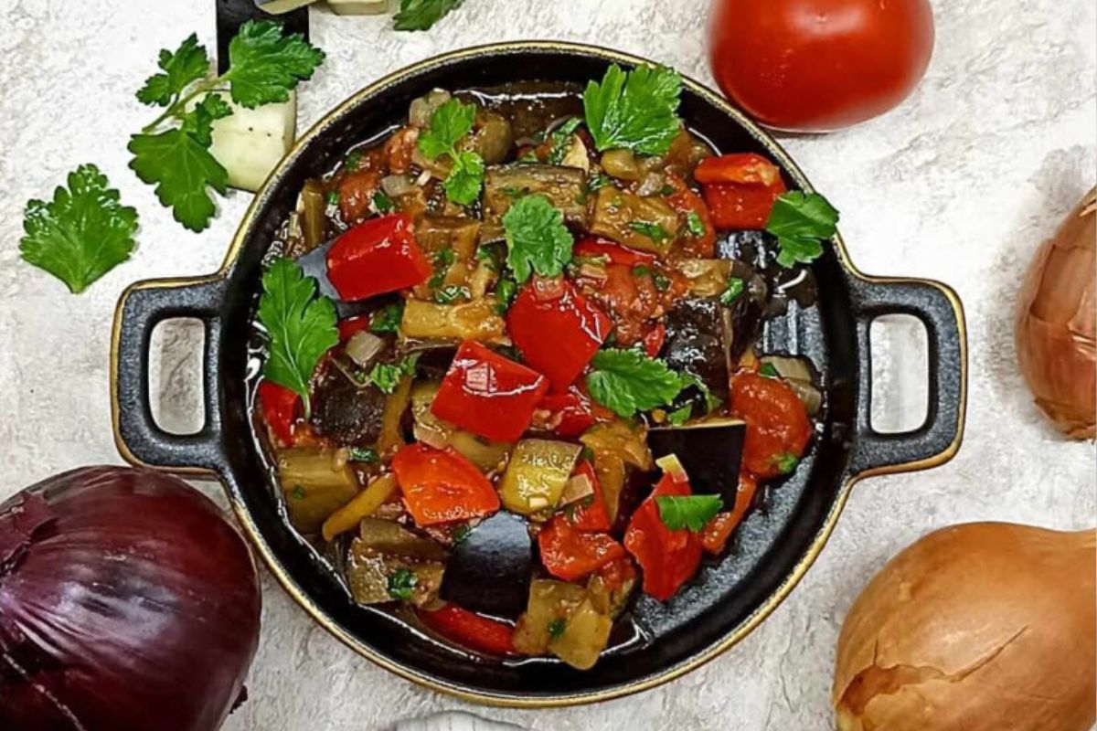 Ajapsandali, specialitatea georgiană cu vinete, o tocăniță sau zacuscă tradițională din Georgia, un amestec vegetarian ideal