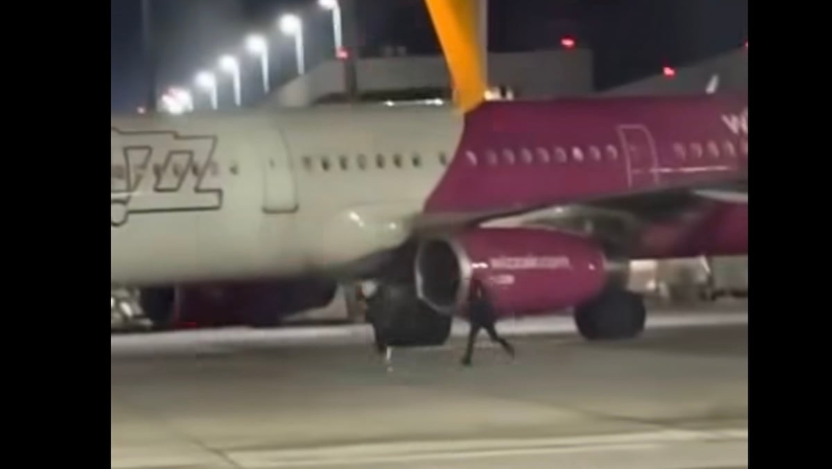 Imagini cu doi români pe pista aeroportului din Koln, în urmărirea unui avion WizzAir; au fost reținuți de echipa de securitate a aeroportului – comentarii reproșând imprudența acestora
