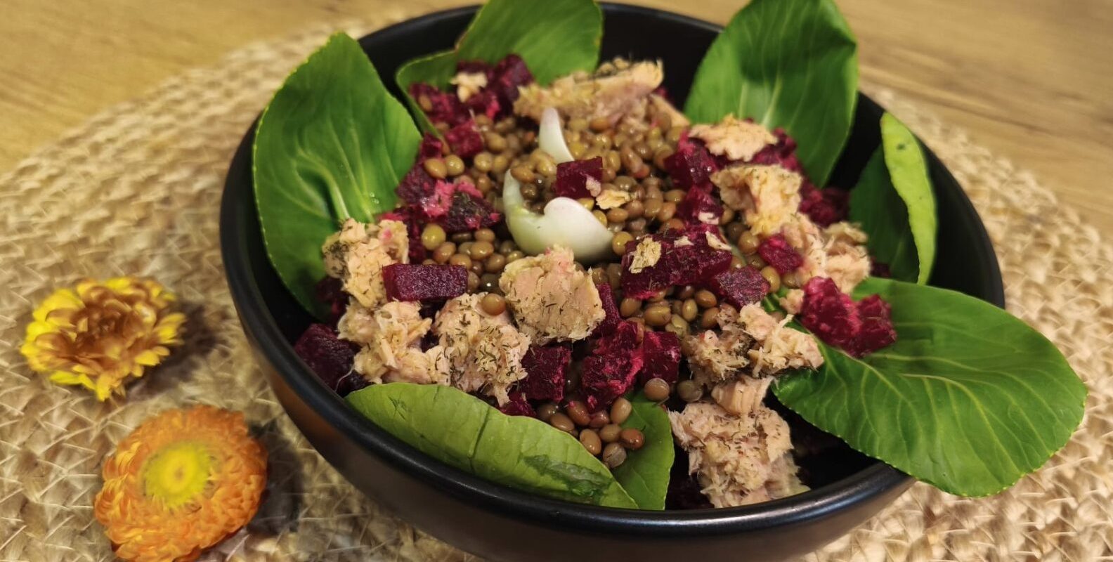 [ad_1] O salată caldă cu linte, sfeclă și ton, aromatizată, este o opțiune excelentă pentru masa de prânz sau cină și poate fi luată și la pachet
