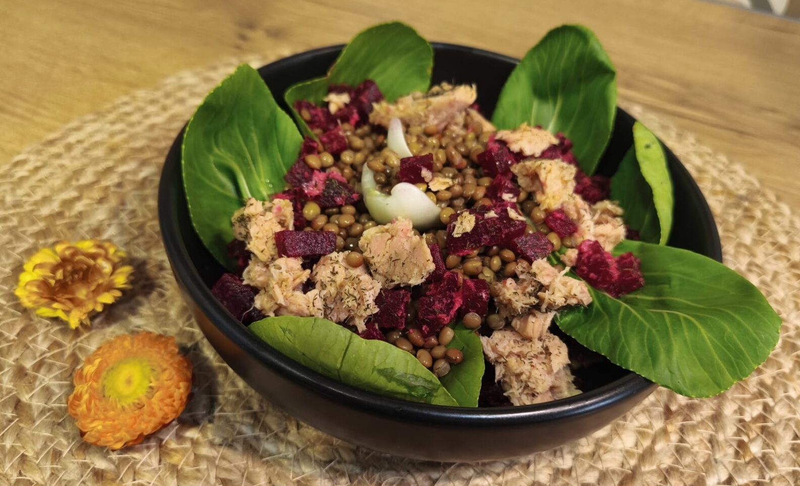 [ad_1] O salată caldă cu linte, sfeclă și ton, aromatizată, este o opțiune excelentă pentru masa de prânz sau cină și poate fi luată și la pachet