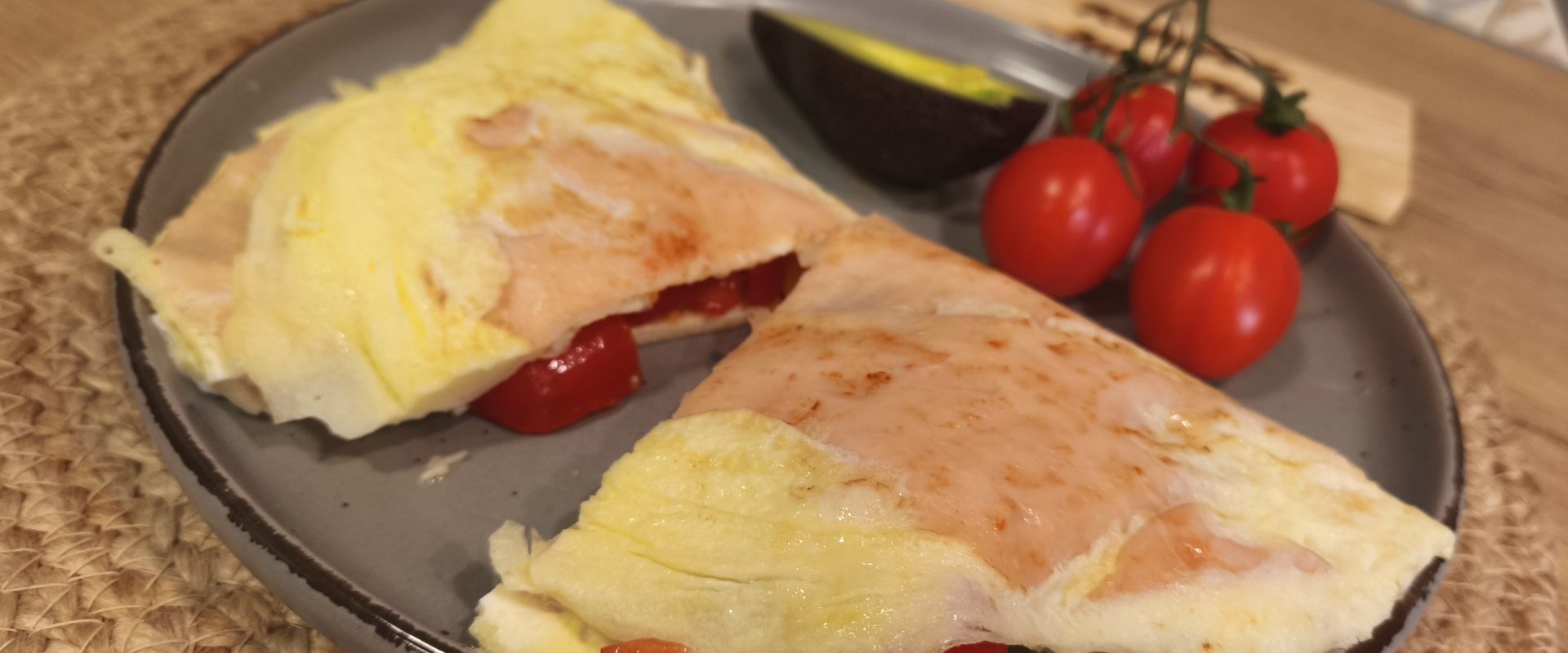 [ad_1] Pentru persoanele care urmează dieta keto (o metodă populară, deși nu neapărat cea mai sănătoasă, dar cu rezultate rapide în reducerea kilogramelor), un mic dejun cu un sandwich proteic este alegerea ideală
