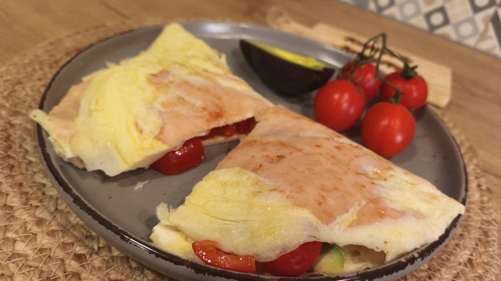 [ad_1] Pentru persoanele care urmează dieta keto (o metodă populară, deși nu neapărat cea mai sănătoasă, dar cu rezultate rapide în reducerea kilogramelor), un mic dejun cu un sandwich proteic este alegerea ideală