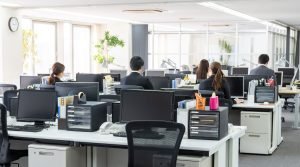 Cercetători: AI ne determină să muncim mai mult, nu să ne ușureze sarcinile