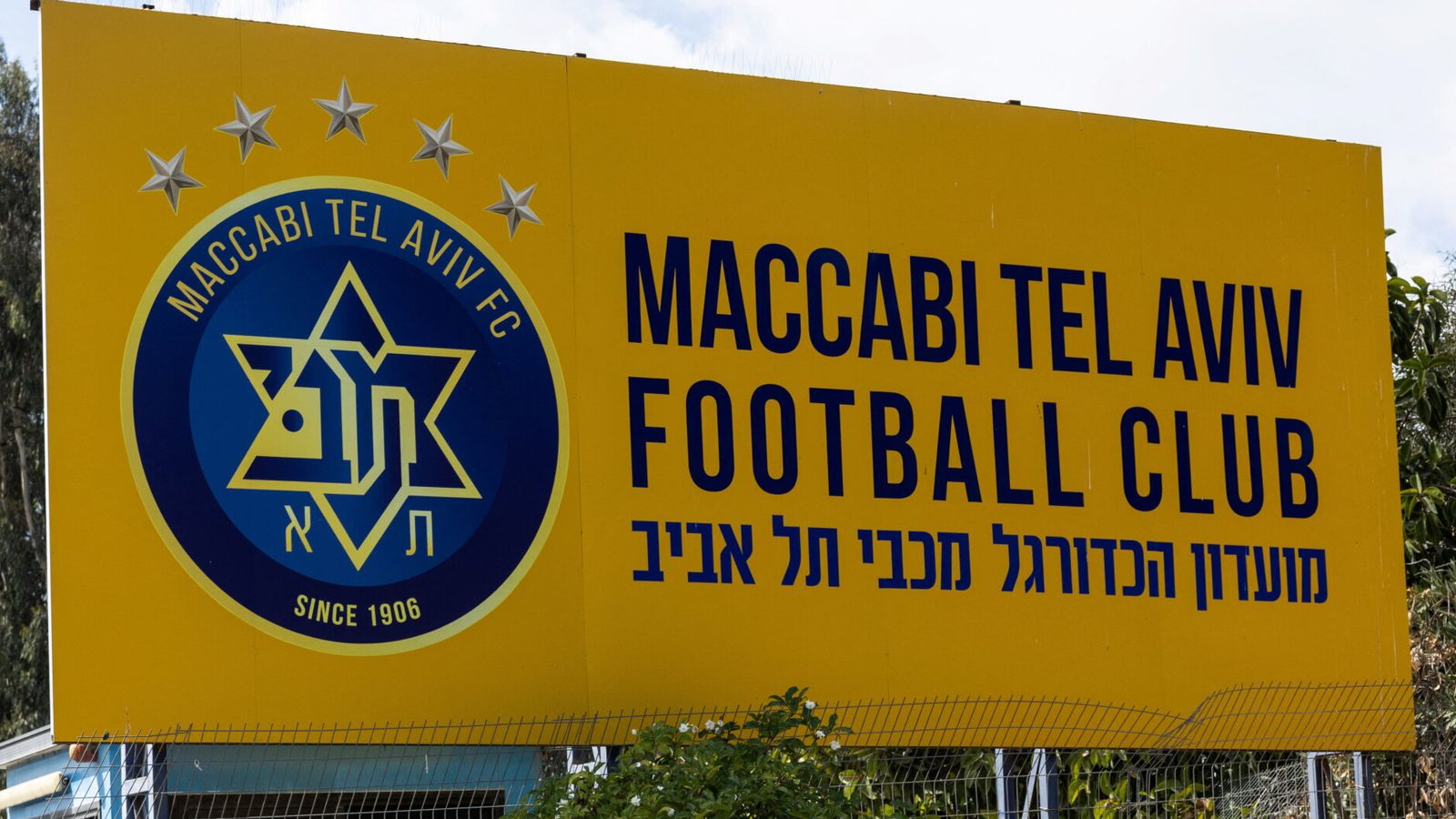[ad_1] Poliția din West Midlands a interzis accesul fanilor echipei Maccabi Tel Aviv la meciul de fotbal cu Aston Villa, invocând „niveluri semnificative de huliganism” în rândul fanilor, care puneau în pericol siguranța publicului