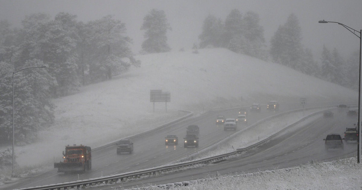 Condiții de drum alunecoase pe I-70 în Colorado, prognoză de ninsoare în curs de finalizare.