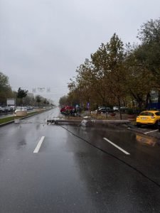 FOTO/VIDEO: O femeie de 66 de ani a răsturnat mașina pe Bulevardul Constantin Brâncoveanu din București după ce a ieșit în decor după ce a lovit un stâlp de iluminat