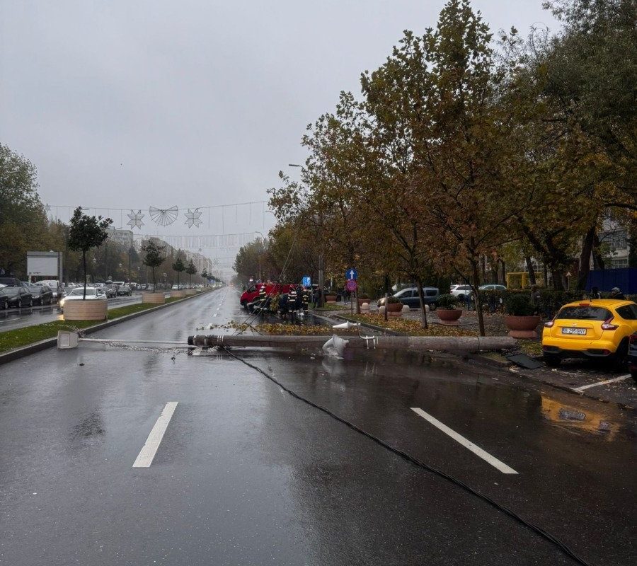 FOTO/VIDEO: O femeie de 66 de ani a răsturnat mașina pe Bulevardul Constantin Brâncoveanu din București după ce a ieșit în decor după ce a lovit un stâlp de iluminat