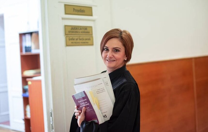 Judecătoarea Adriana Stoicescu, implicată în cazul lui Călin Georgescu, asociază Holocaustul evreilor cu conflictul din sistemul judiciar legat de reducerea pensiilor magistraților: „Totul a început cu semne galbene pe haine”