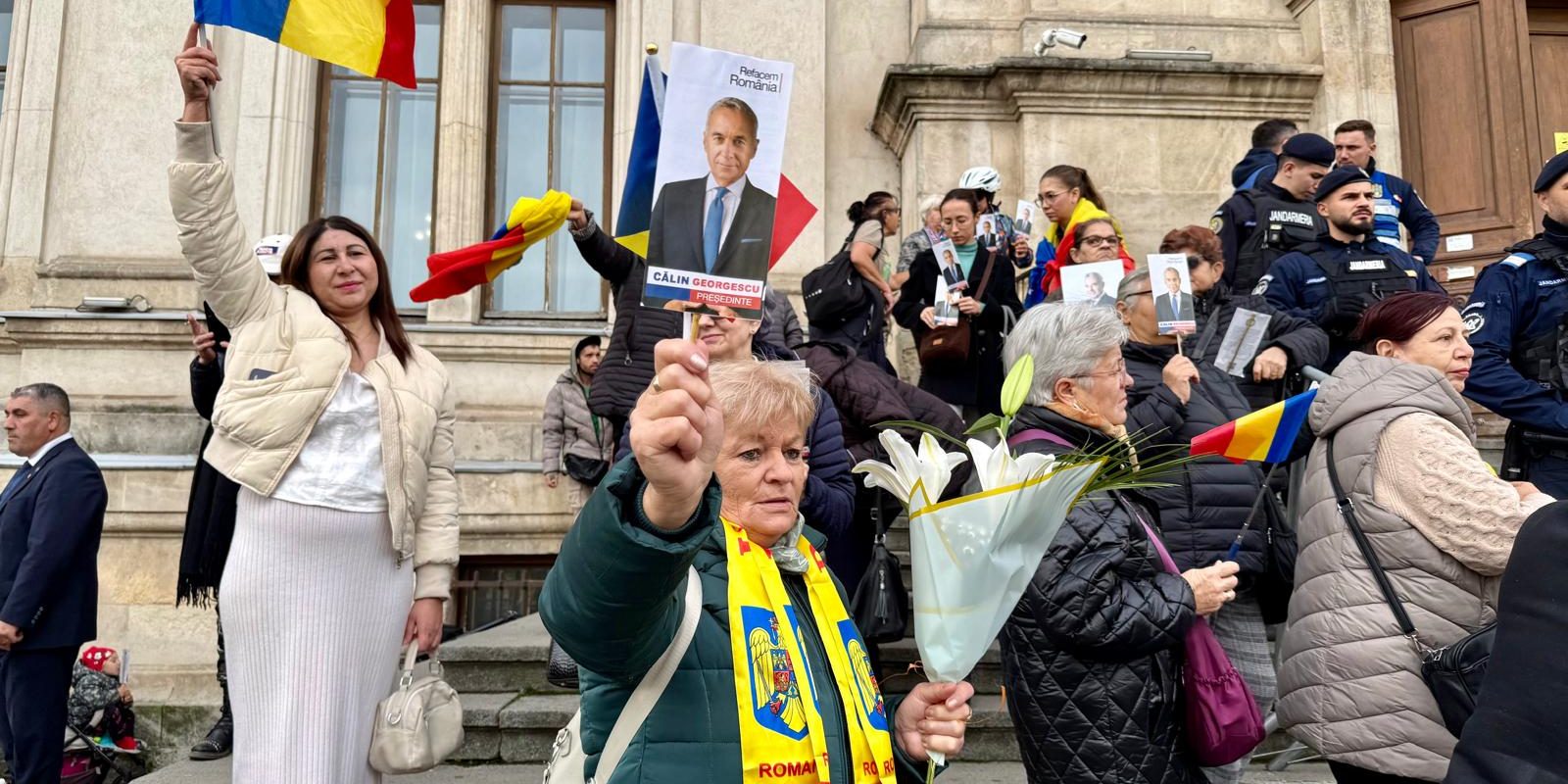 Imagini cu melodia bazată pe poezia „Avem o țară”, atribuită poetului legionar Radu Gyr, difuzată în fața Curții de Apel București de către susținătorii pro-rus ai lui Călin Georgescu
