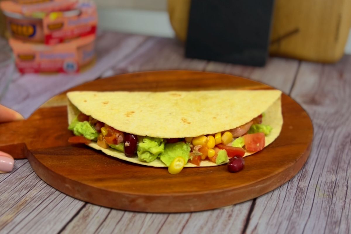 [ad_1] O combinație armonioasă între prospețimea avocado-ului și aroma puternică a tonului din gama Insalatissime amestec mexican, marca RIO Mare, transformă aceste tacos într-o alegere hrănitoare și simplu de preparat