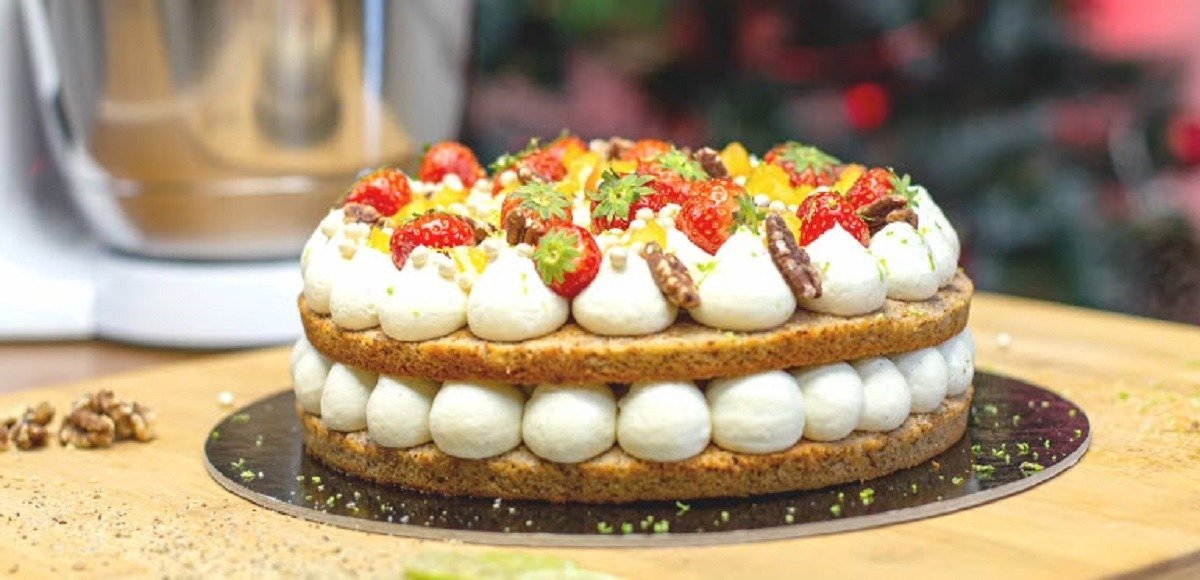 Tort de Sfântul Andrei cu blat de nucă, cremă de brânză și mere caramelizate, inspirat din rețeta chef-ului Bontea, cu aromă de sezon de mere, scorțișoară și lămâie