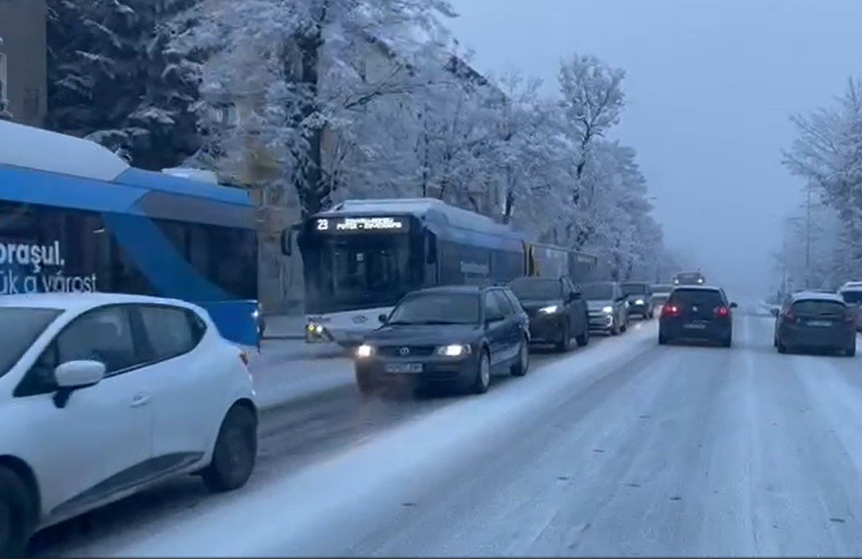 Poliția și meteorologii recomandă folosirea anvelopelor de iarnă în zonele cu lapoviță și zăpadă, în contextul unei temperaturi în scădere