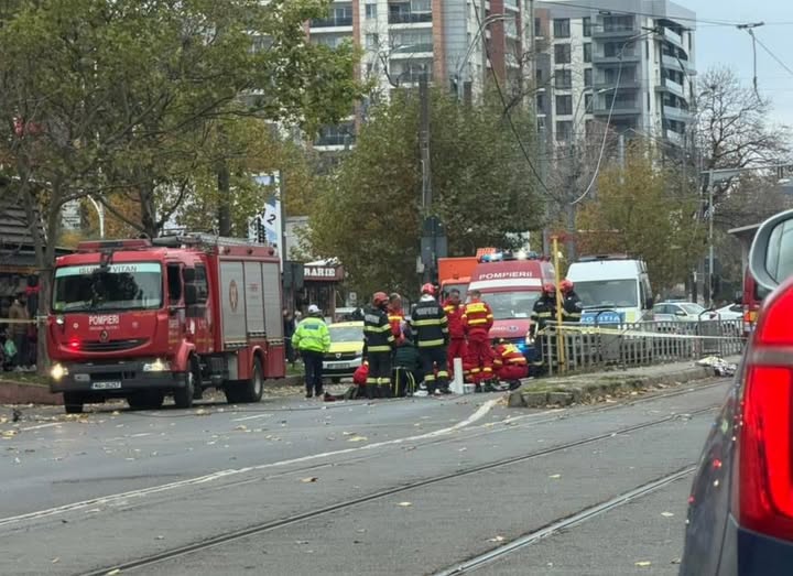 Blocaje pe liniile de tramvai 1, 10, 19, 23, 27, 49, după ce un camion a avariat firele de alimentare cu electricitate. O femeie a suferit răni în urma incidentului.
