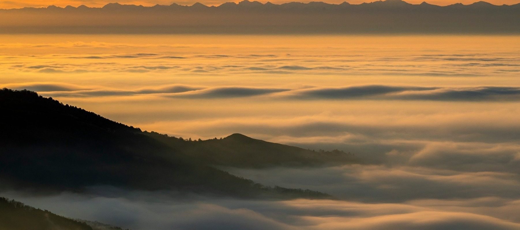 Imagini de toamnă surprinse de pe Transfăgărășan: o pauză de respirație cu un răsărit spectaculos și silueta munților Făgăraș