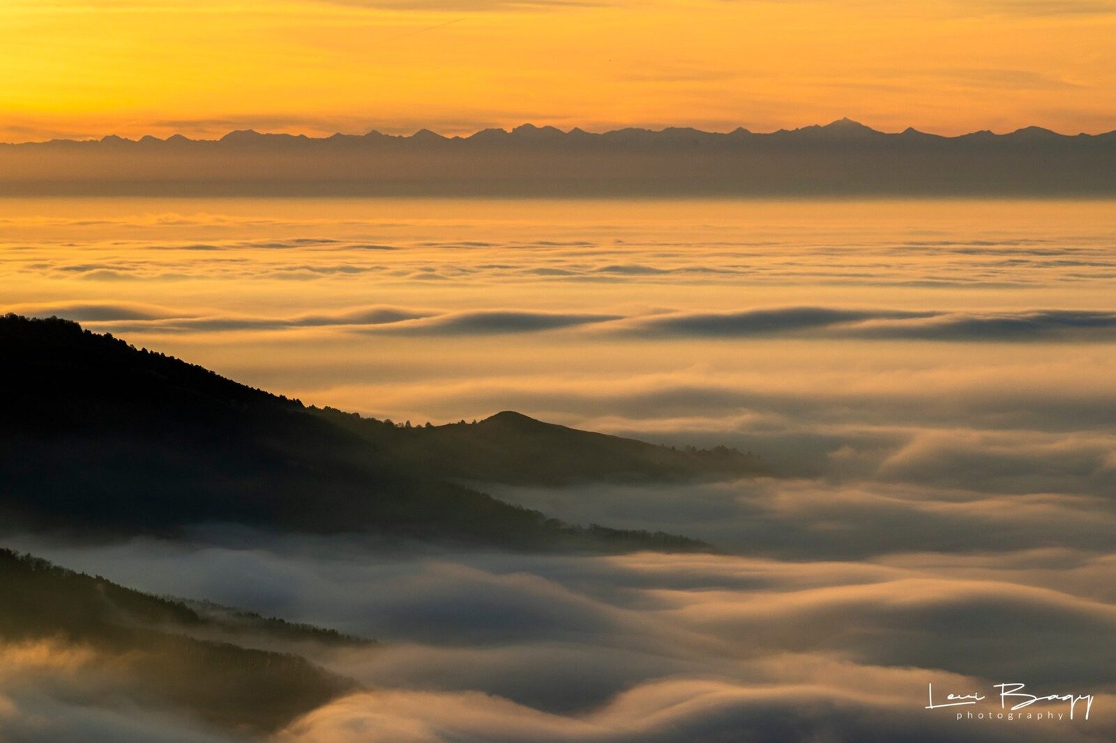 Imagini de toamnă surprinse de pe Transfăgărășan: o pauză de respirație cu un răsărit spectaculos și silueta munților Făgăraș