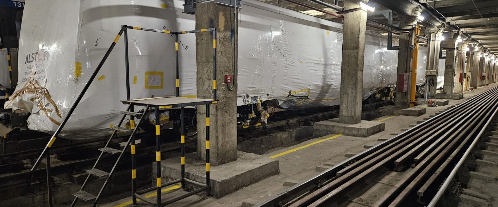 Locomotivele moderne destinate reducerii poluării la metrou stau nefolosite în depou, în timp ce Metrorex le evaluează performanța într-un ritm insuficient | Green Report