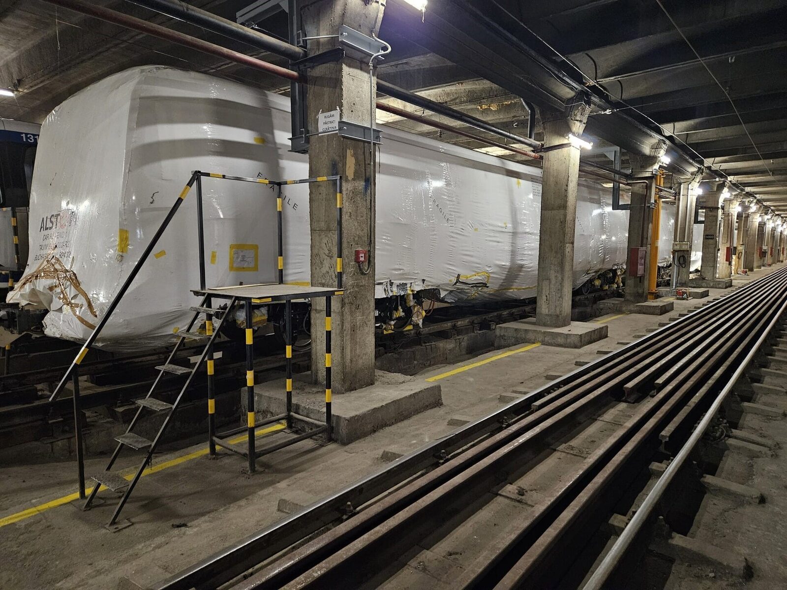 Locomotivele moderne destinate reducerii poluării la metrou stau nefolosite în depou, în timp ce Metrorex le evaluează performanța într-un ritm insuficient | Green Report