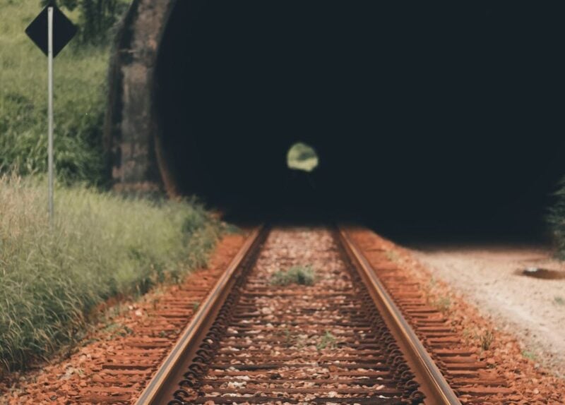 Circulația trenurilor între Timișoara și Arad suspendată după prăbușirea armăturii unui pod în construcție; trei trenuri afectate până în prezent
