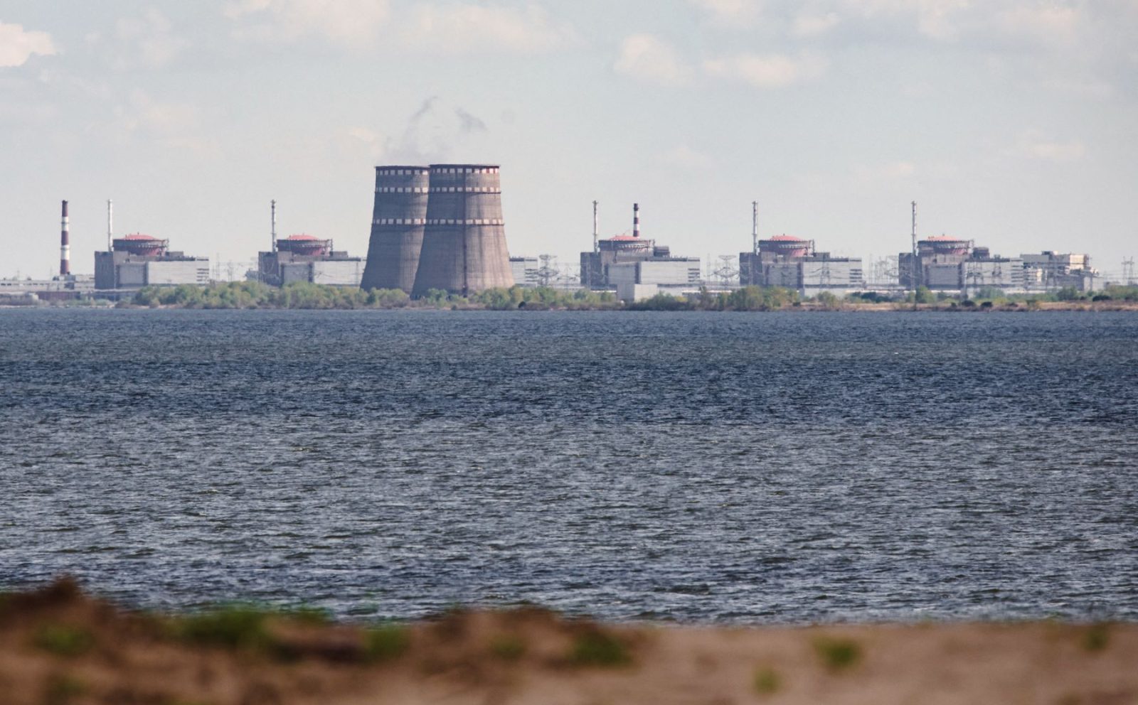 [ad_1] Agenția Internațională pentru Energie Atomică (AIEA) a anunțat luni că trei reactoare de la două centrale nucleare din Ucraina funcționează în mod redus de zece zile, ca rezultat al unui atac din 7 noiembrie, pe care guvernul ucrainean îl atribuie Rusiei