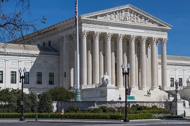 Trump ia în calcul o soluție alternativă dacă Instanța Supremă din Statele Unite invalidtează taxele vamale, temându-se că va fi nevoit să restituie fondurile colectate și că va pierde o carte de atac în relațiile internaționale