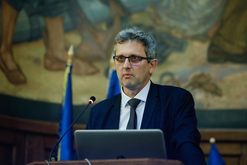 Valentin Lazea, economist-șef al Băncii Naționale a României, susține că primul pas esențial pentru dezvoltarea unei economii bazate pe cunoaștere peste 15 ani constă într-un sistem de stimulente și sancțiuni pentru profesori, pentru a-i determina să activeze în zonele rurale