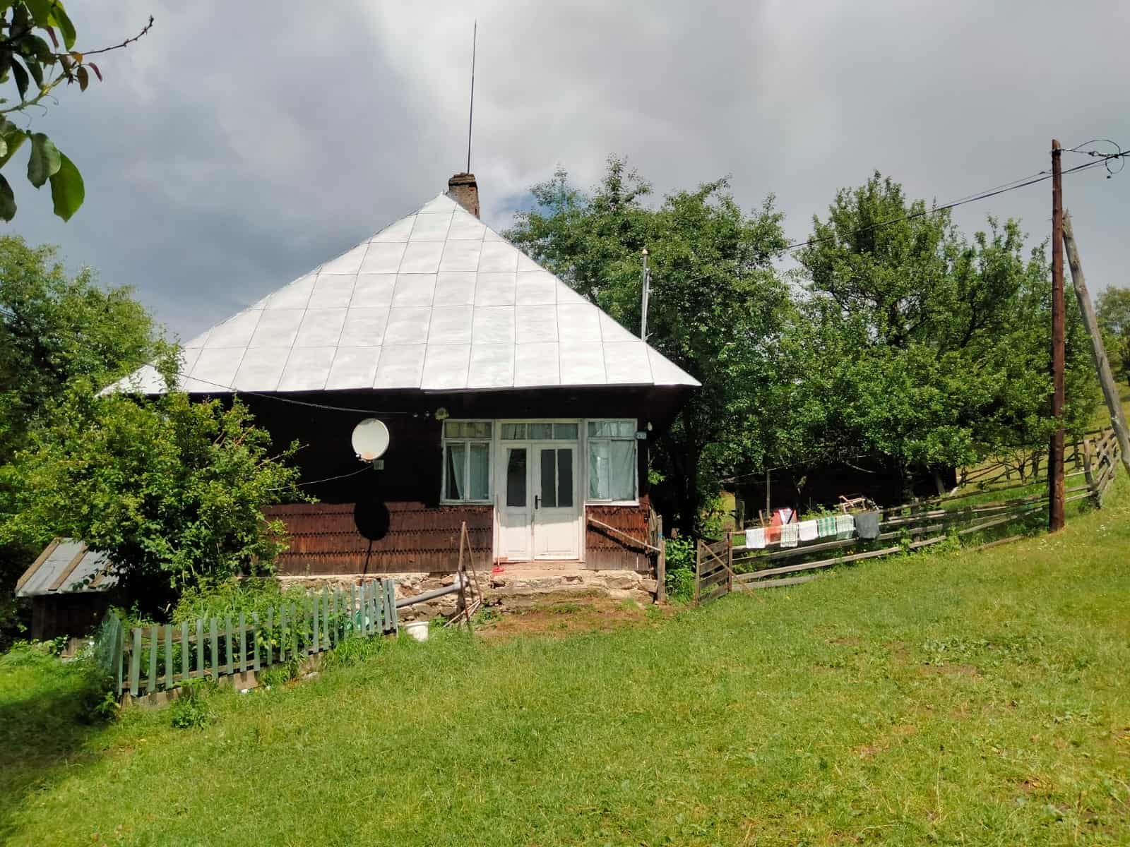 Satul izolat din Cluj, cu doar un locuitor: „Nu supăr pe nimeni, doar mă ceart cu mine însumi” / Primar: „Nu vor dispărea, deoarece se vând terenuri, iar peisajele sunt deosebite”