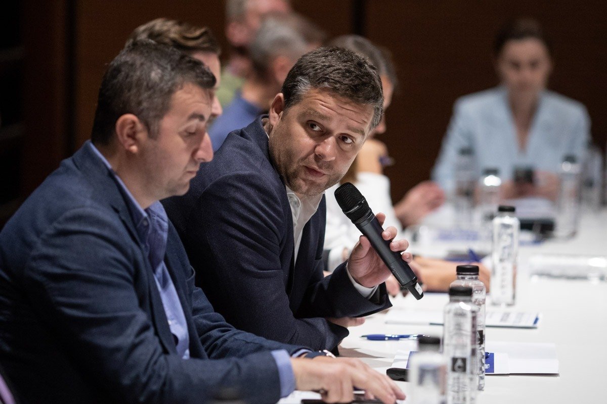 Ciprian Ciucu domină în majoritatea sectoarelor Capitalei în alegerile pentru primar, câștigând în cinci din șase zone, în timp ce Daniel Băluță conduce în Sectorul 4 cu un avans restrâns, iar Anca Alexandrescu ocupă poziția secundă în cinci sectoare ale Bucureștiului