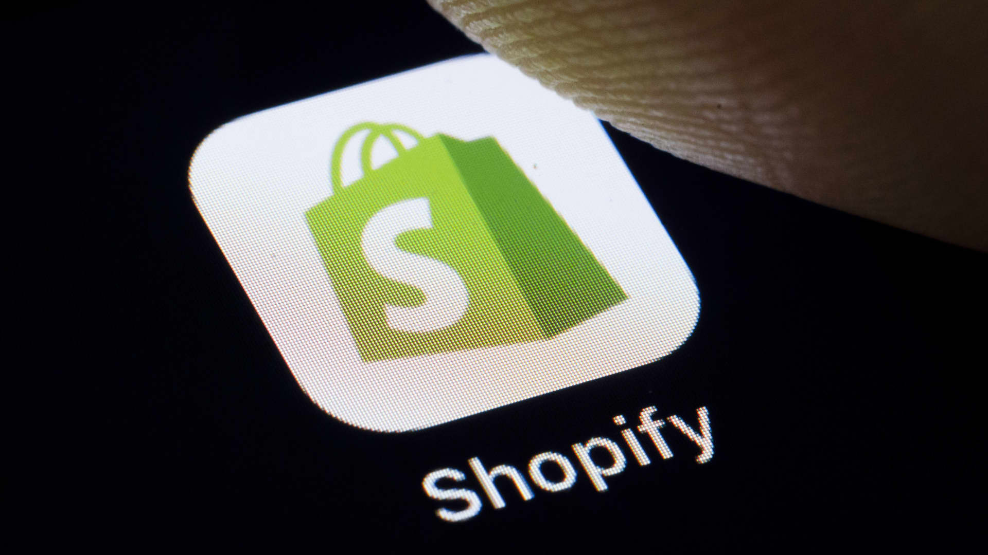 [ad_1] Shopify, platforma de comerț electronic, a întâmpinat o defecțiune semnificativă pe Cyber Monday, afectând capacitatea multor comercianți de a gestiona tranzacțiile într-o zi crucială pentru vânzări