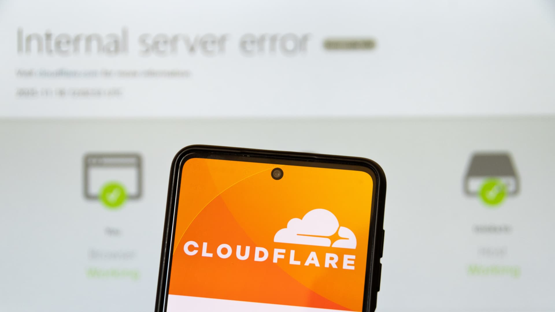 Site-urile au revenit online după soluționarea problemelor de pe platforma Cloudflare.