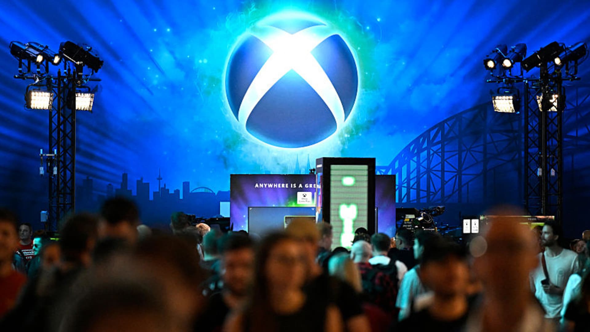 [ad_1] Situația Xbox în contextul industriei de gaming Xbox se confruntă cu o serie de provocări majore în această perioadă, reflectând o scădere semnificativă a vânzărilor și o restructurare internă drastică