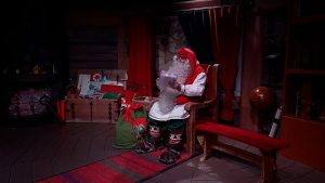 Un videoclip arată cum Moș Crăciun se pregătește în Laponia pentru a aduce cadouri pe glob.