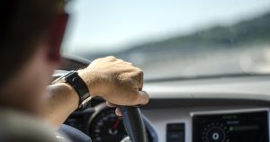 Un șofer a lăsat automobilele să funcționeze pentru a dezghea parbrizul, dar un tânăr, aflat sub influența alcoolului și fără permis de conducere, s-a urcat la volan și a plecat cu vehiculul.