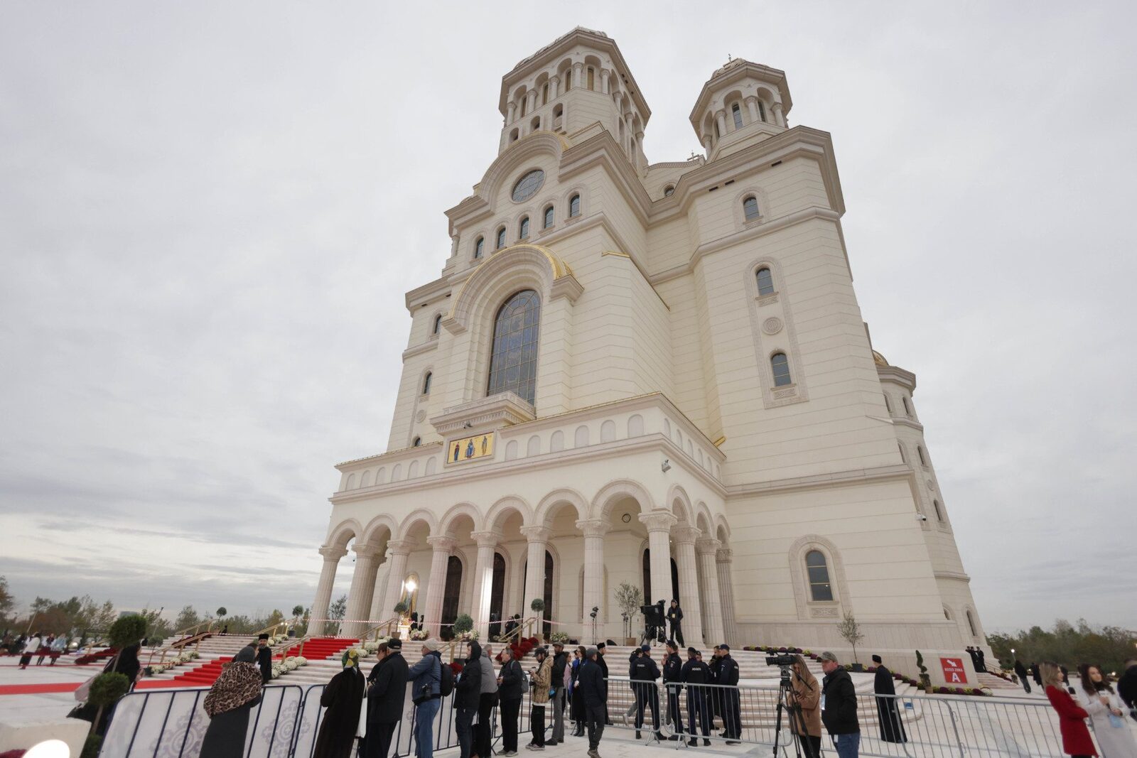 [ad_1] Catedrala Națională va fi deschisă în fiecare zi în perioada sărbătorilor pentru vizitare și rugăciune, a informat Patriarhia Română