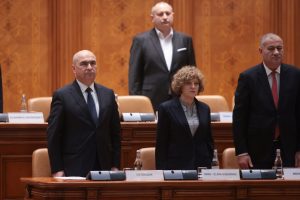 Parlamentul urmează să aprobe moțiunea de cenzură / Bolojan: Așa cum frumusețea nu anulează prostia, inteligența nu corectează lipsa de integritate / PSD: Nu susținem moțiunea, însă guvernarea trebuie să fie umană, nu strict economică / Simion cu fotografie a Monicăi Hunyadi / UDMR: Naționaliștii, urmașii spirituali ai Gărzii de Fierea noastră”