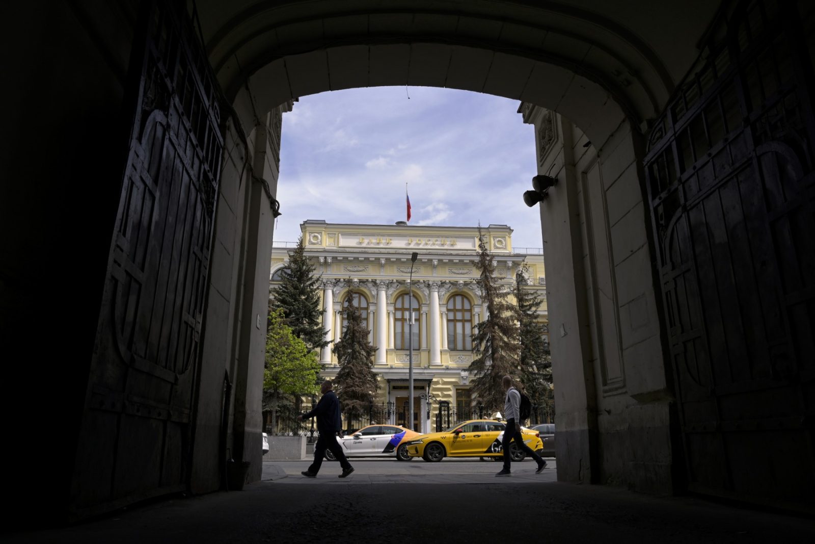 Banca Centrală a Rusiei inițiază acțiuni în instanță și solicită despăgubiri de aproape 230 de miliarde de dolari de la cel mai mare depozitar de active Belgian, o sumă similară cu cea pe care Uniunea Europeană intenționează să o înghețe