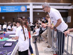 Cafeneaua BdB | Theodor Gorovei despre programele de robotică din zonele rurale: „Tinerii sunt extrem de entuziasmați, deoarece totul este pentru ei o experiență nouă.”