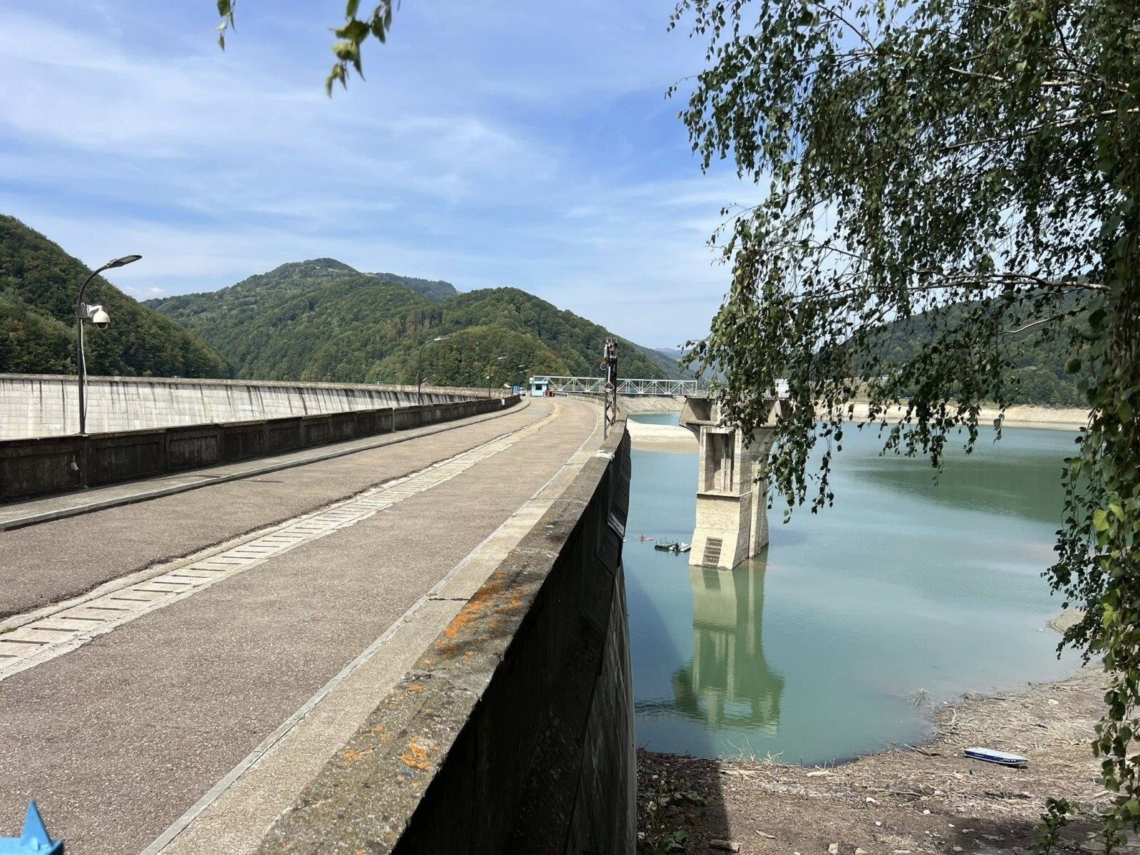 Guvernul României a dat verde, recent, proiectului de reabilitare a Bazinului de Apă Curată și a lucrărilor conexe de pe râul Doftana, județul Prahova, într-un efort concertat de a securiza alimentarea cu apă a localităților din zonă și de a preveni alte incidente de o asemenea gravitate