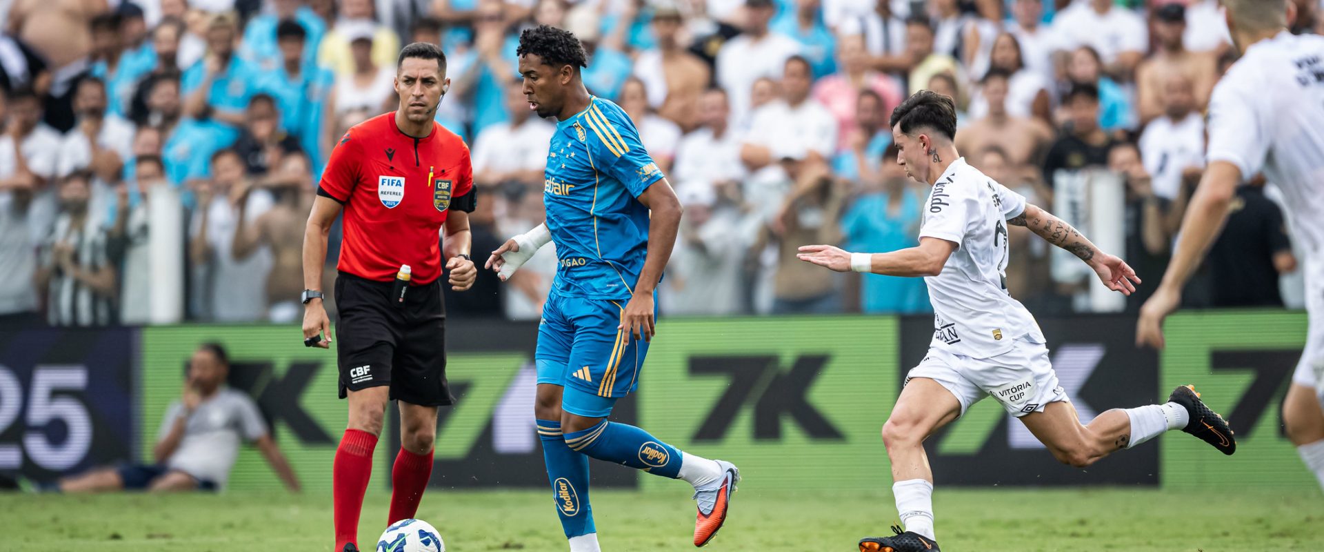 Cu rezerve pe teren, Cruzeiro suferă o înfrângere în fața lui Santos pe stadionul Vila Belmiro.