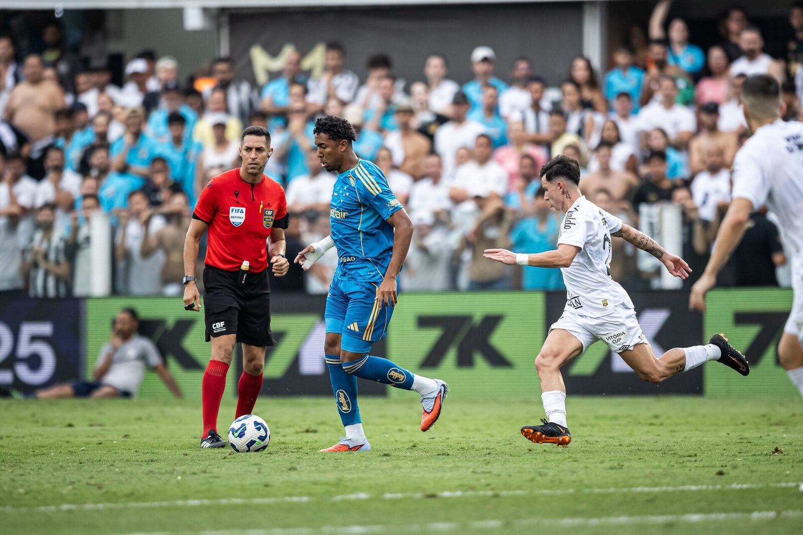 Cu rezerve pe teren, Cruzeiro suferă o înfrângere în fața lui Santos pe stadionul Vila Belmiro.