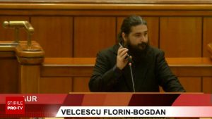 Scandal în Parlament pe Legea anti-extremism: un deputat AUR a pus rap la microfon, strigând „Rușine!”