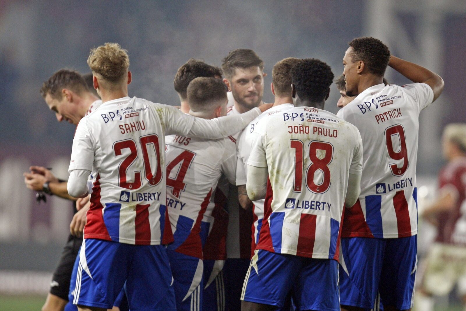 [ad_1] Oțelul Galați și FC Argeș Pitești se întâlnesc sâmbătă, 20 decembrie, de la ora 17:00 În data de 29 noiembrie 2025, Dinamo a învins Oțelul cu 1-0, aceasta fiind singura înfrângere a echipei gălățene în ultimele șase meciuri, în care au obținut trei victorii și două remize
