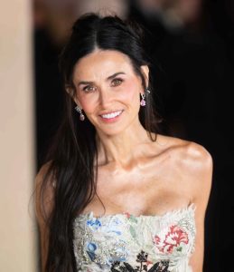Demi Moore asortează un set de pulover mohair cu o fustă surprinzătoare.
