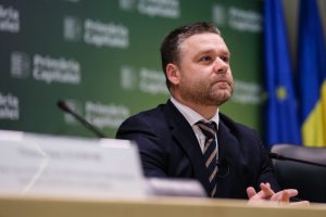 Primarul Ciprian Ciucu recunoaște că a trecut „lector” în CV pe sfatul altora, va corecta greșeala