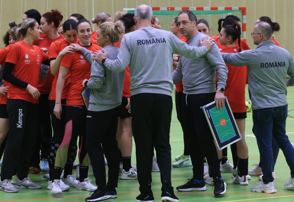 [ad_1] Selecționerii Ovidiu Mihăilă și Helle Thomsen se pregătesc pentru un meci crucial în grupa A a Campionatului Mondial de handbal feminin